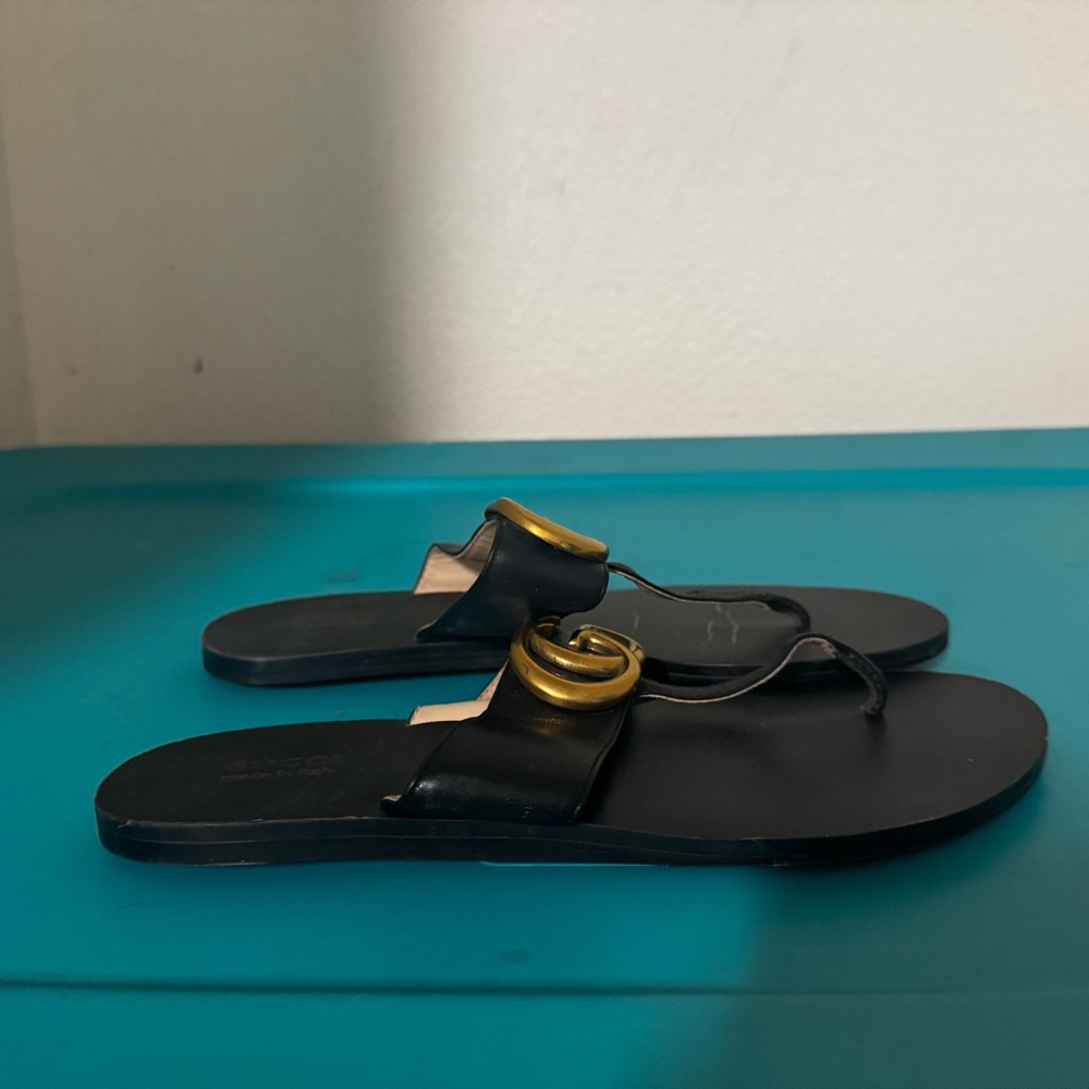 Gucci Black Sandals with Gold Logo - Picture 4 of 5